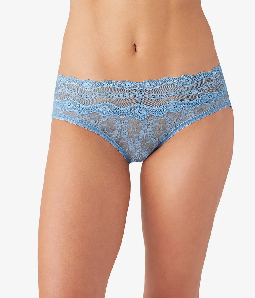 Lace Kiss Hipster: Allure